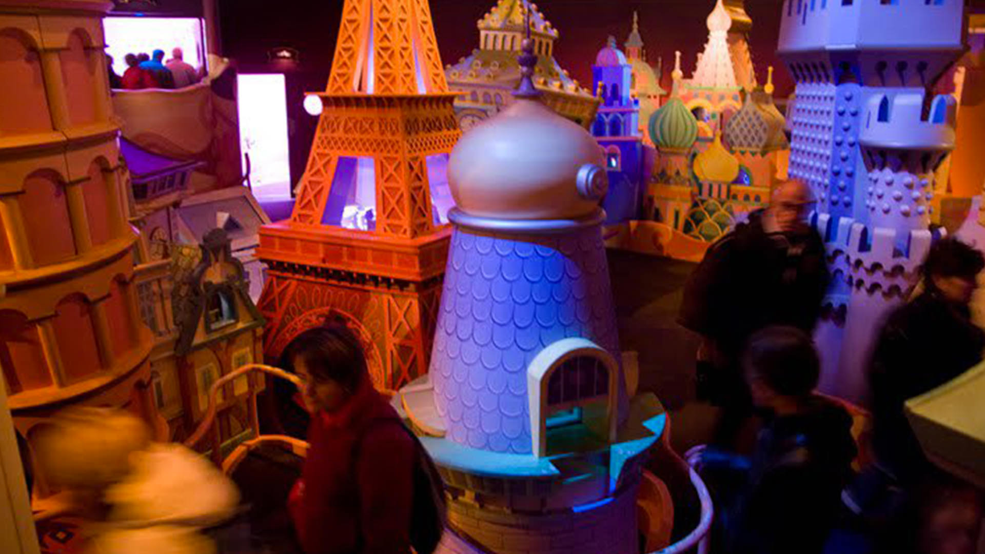 Boite à gâteau musicale It's a small world est disponible à Disneyland