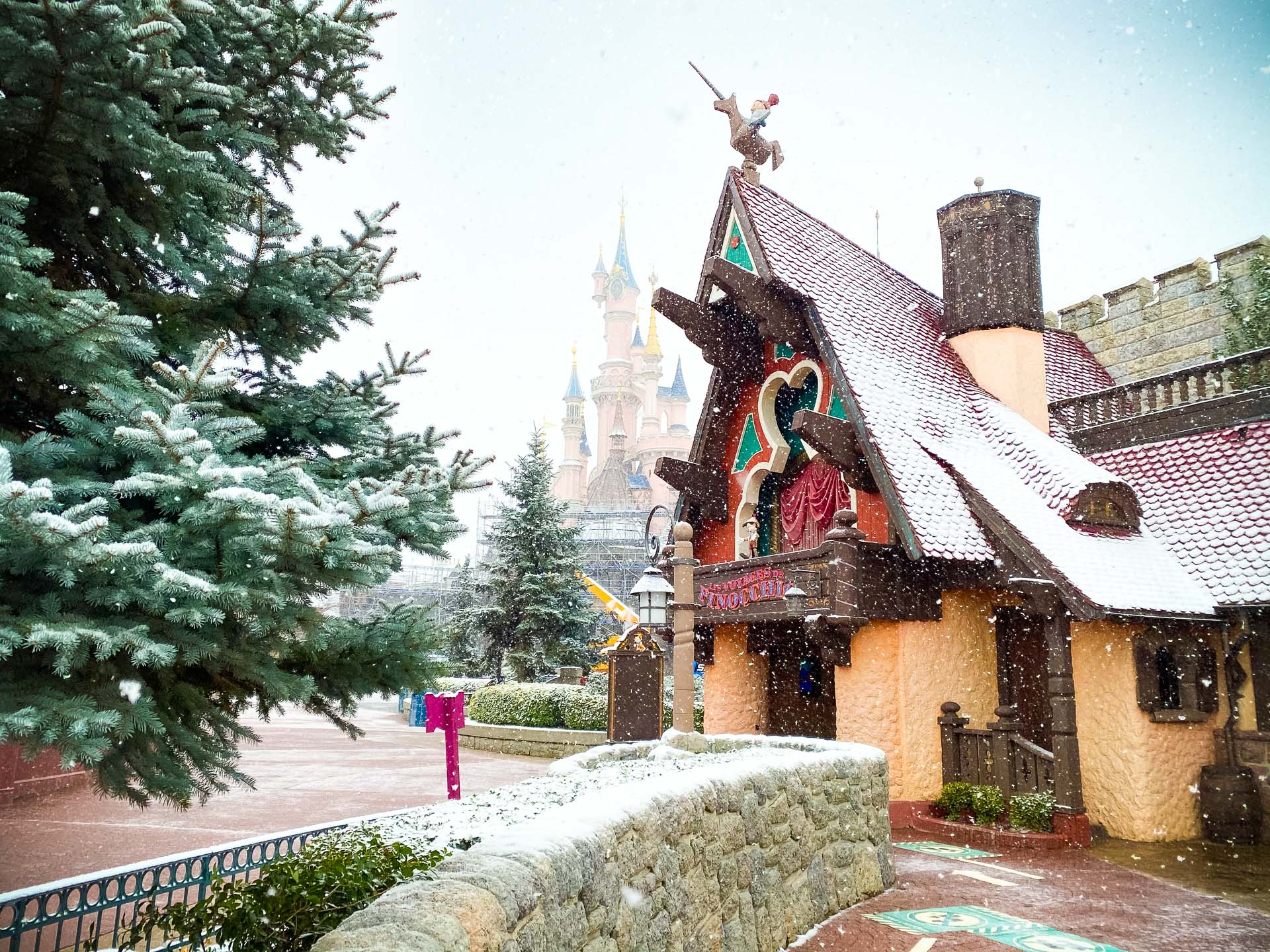 Disneyland Paris sous la neige 